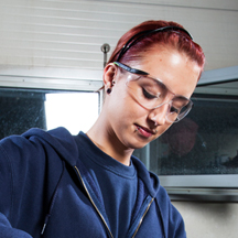 Metall bringt´s! Junge Dame mit Schutzbrille. Metall bringt´s! Junge Dame mit Schutzbrille.