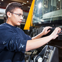 Metall bringt´s! Bild eines jungen Mannes bei der Arbeit. Metall bringt´s! Bild eines jungen Mannes bei der Arbeit.
