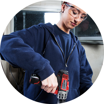 Junge Frau bei der Arbeit mit einer Bohrmaschine. Junge Frau bei der Arbeit mit einer Bohrmaschine.