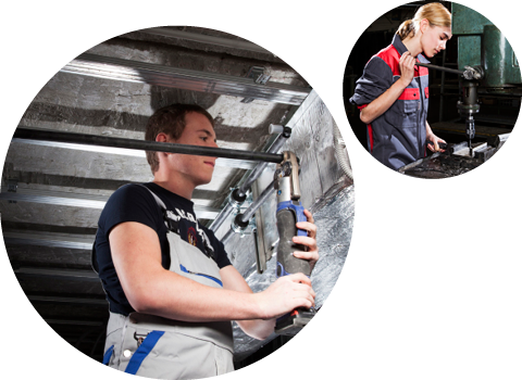 Junge Menschen bei der Arbeit in ihren Berufen der metalltechnischen Industrie. Junge Menschen bei der Arbeit in ihren Berufen der metalltechnischen Industrie.