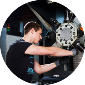 Junger Mann arbeitet an Maschine