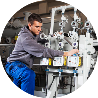 Junger Mann arbeitet an einem Industrieverteiler. Junger Mann arbeitet an einem Industrieverteiler.