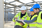 Besprechung von Technikern auf einer Baustelle
